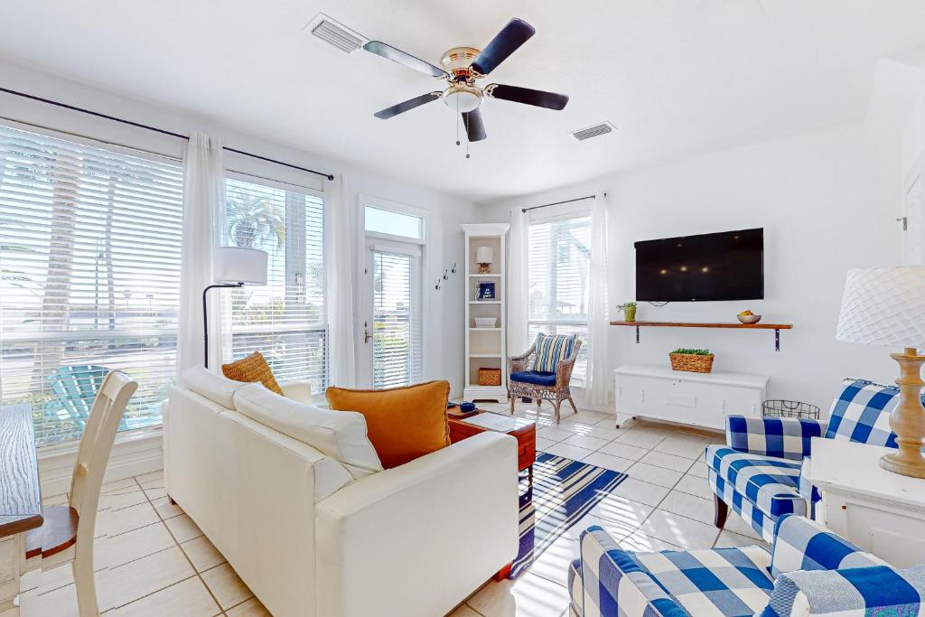 Beautiful lakefront condo with WiFi beach views & pool
