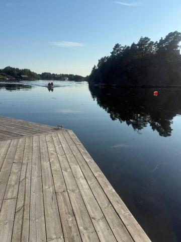 ein Fluss mit einem Anleger und einem Boot im Wasser in der Unterkunft SOMMERBO- brygge, båt og bil-lader in Kristiansand