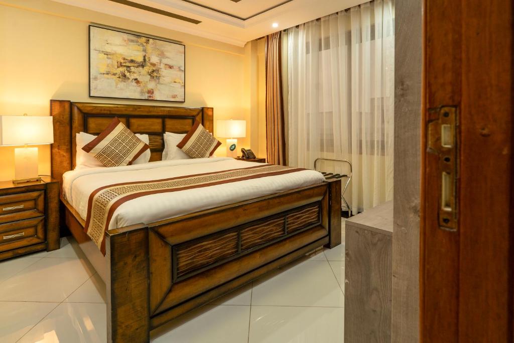 Esiankiki Resort & Spa - Nanyuki في نانيوكي: غرفة نوم بها سرير كبير في غرفة