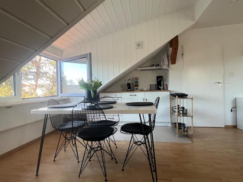 a kitchen with a table and chairs in a room at Bright and modern Apartment in Gröbenzell