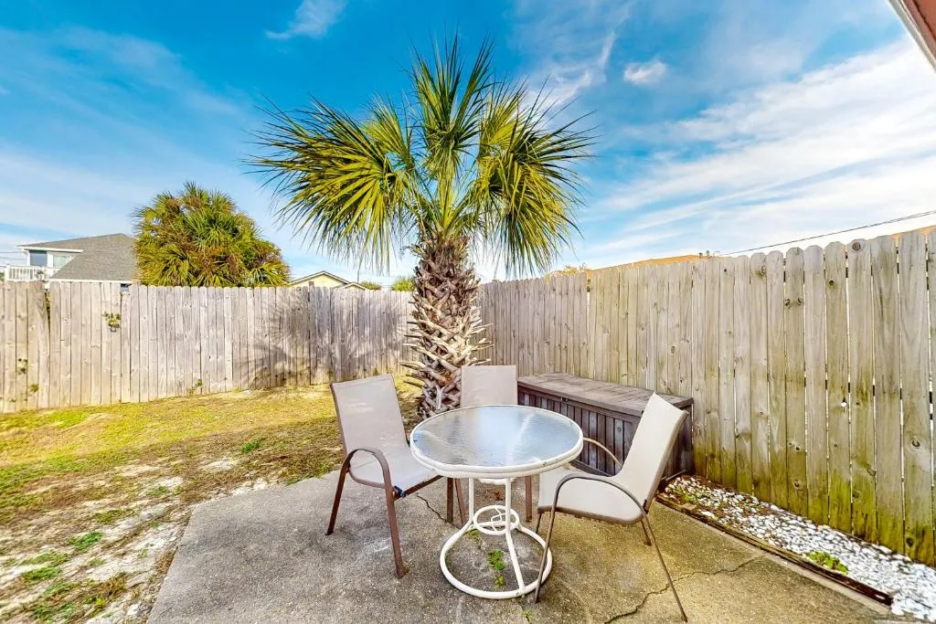 Dog-friendly duplex 2 blocks from beach with private yard AC & W&D