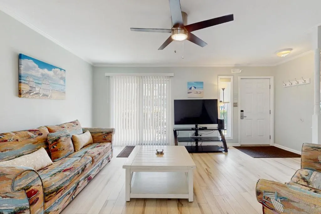 2-story townhouse with 2 balconies & patios pool access fast WiFi AC