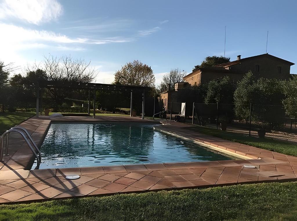 a swimming pool in a yard with a house at Mas Pareta - La Parra in Fonolleras