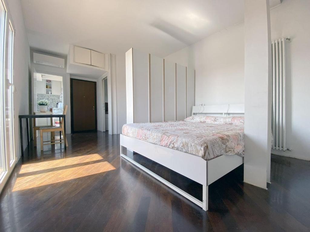 Bright studio apartment with balcony near the Central Station