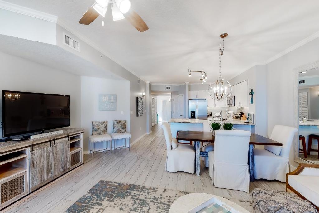 Gorgeous condo with pool & Gulf view stunning decor bunk beds & pickleball