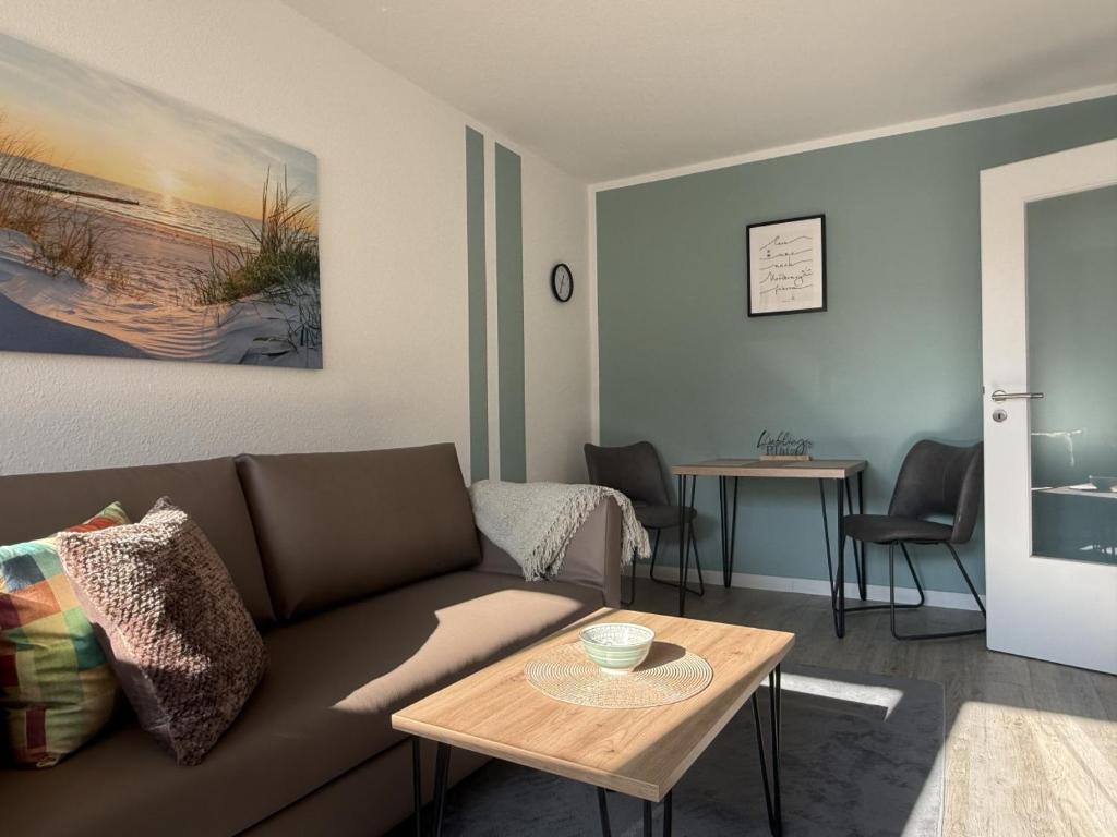 ein Wohnzimmer mit Sofa und Tisch in der Unterkunft Schmidt-einander in Norderney