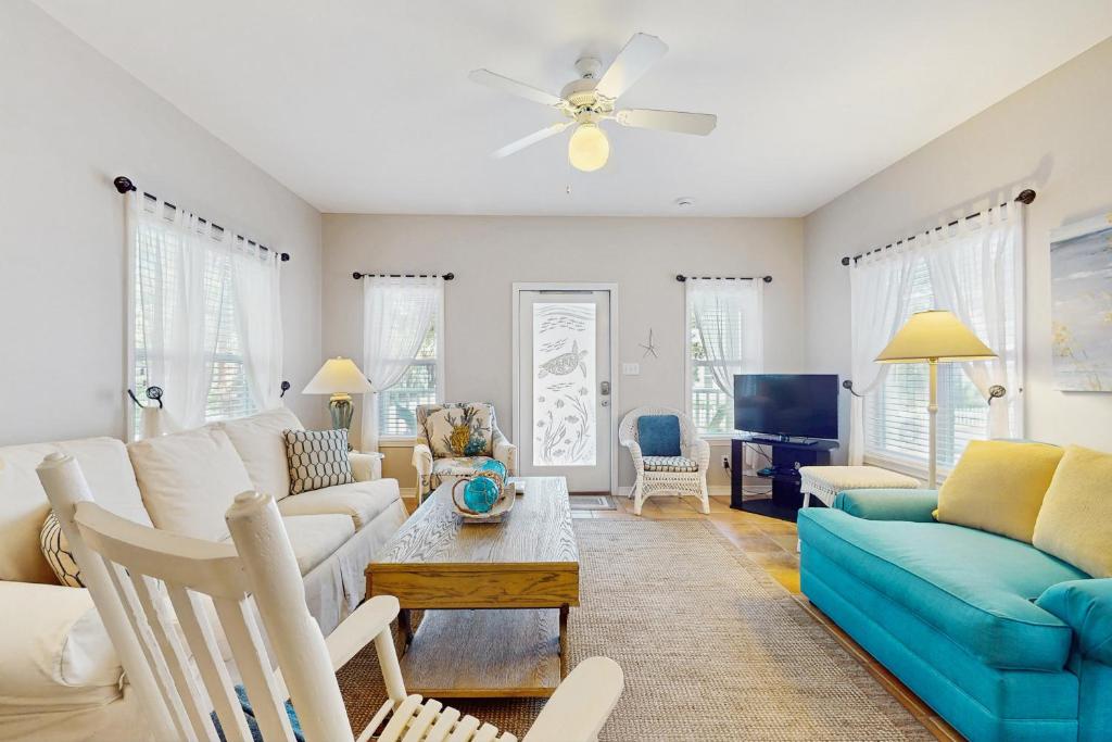 Family cottage with four porches & shared pool - walk to beach dining & more