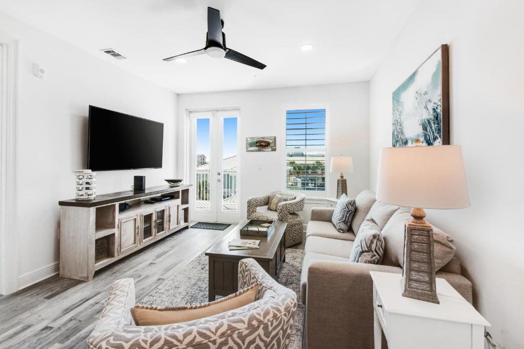 Luxury Family-Friendly Condo with Three Shared Pools Hot Tubs WiFi AC and W&D