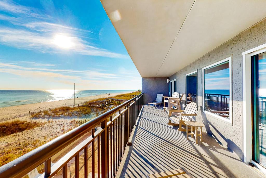 Open & airy third-floor condo with great ocean views - close to dining, Destin, FL
