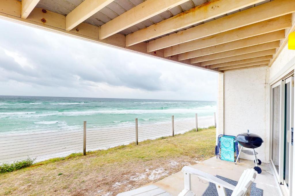 Cozy remodeled condo steps away from the gulf in Blue Mountain Beach