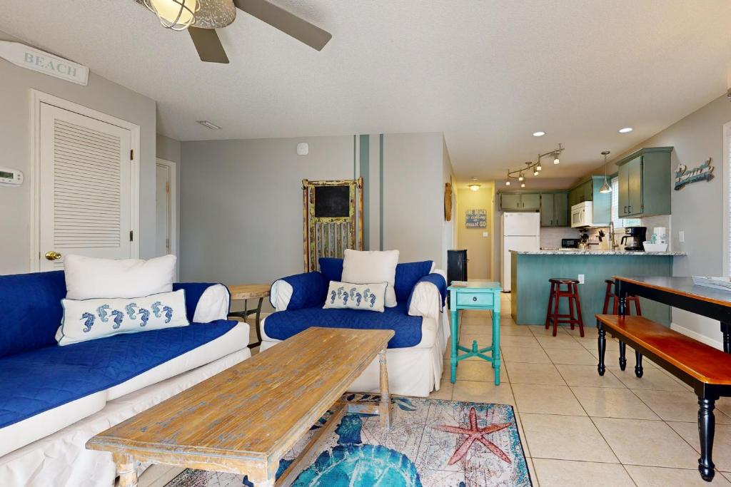 Seagrove Beach condo with AC pool & tennis - steps from the Gulf of Mexico