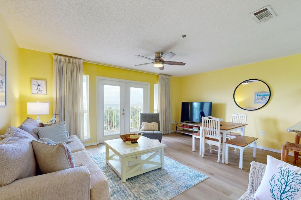 Coastal condo with free WiFi on-site pool & hot tub - close to the Gulf sands