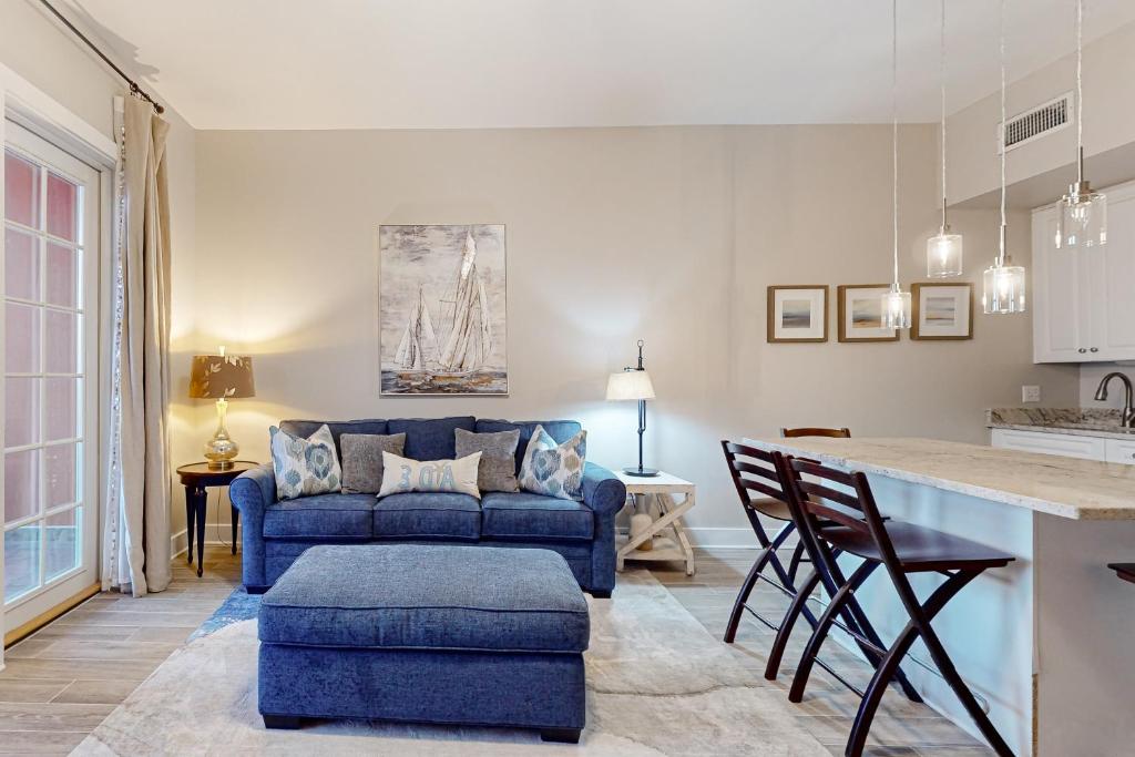 Centrally located condo near shopping & the beach with shared pool & tennis courts