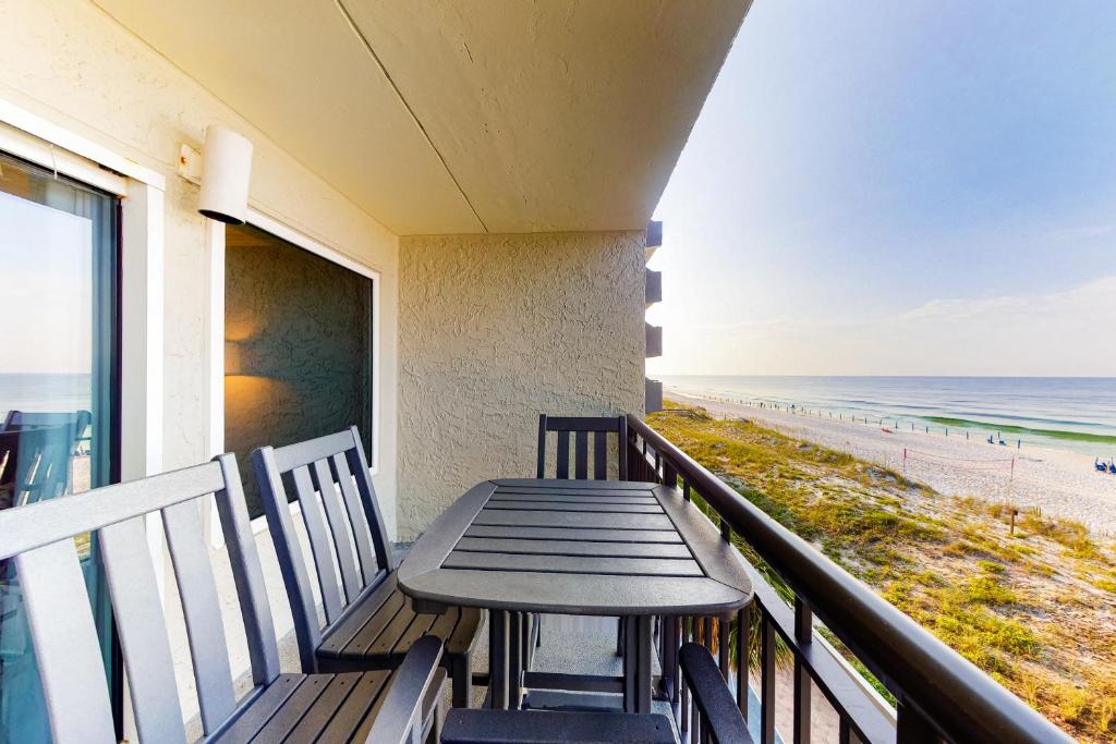 Great beachfront condo pool & tennis courts - quick drive to dining, Destin, FL