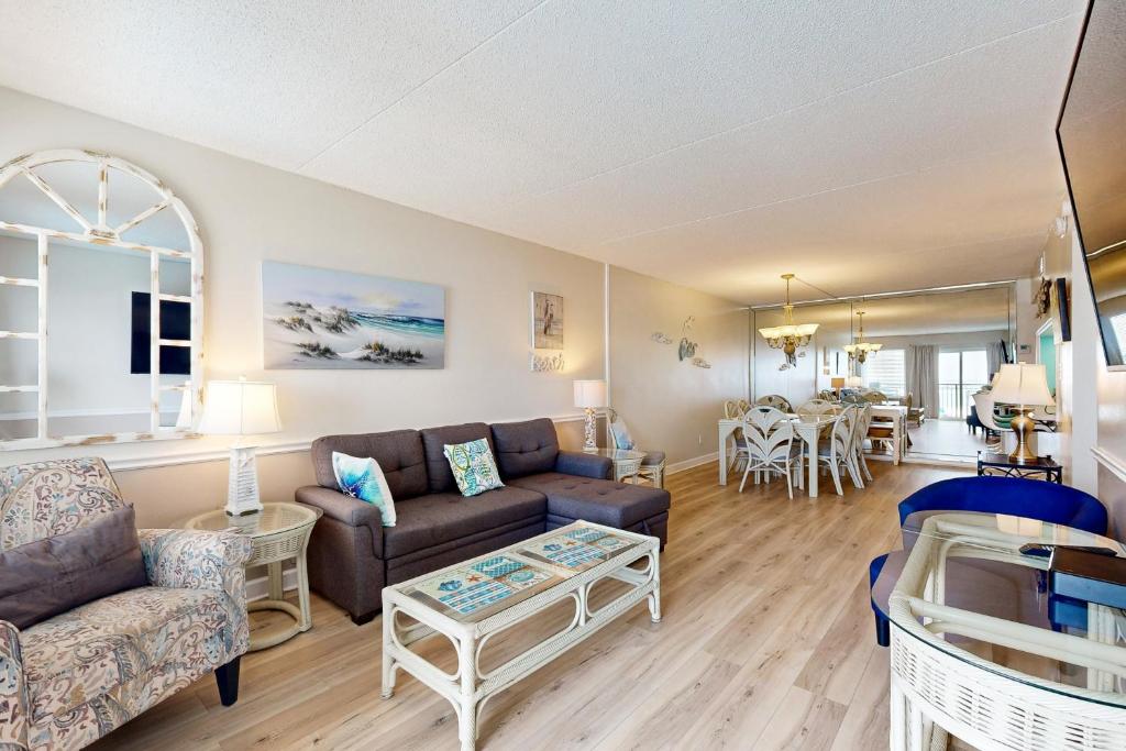 Relaxing Gulf-front condo with shared pool balcony & fitness room, Destin, FL