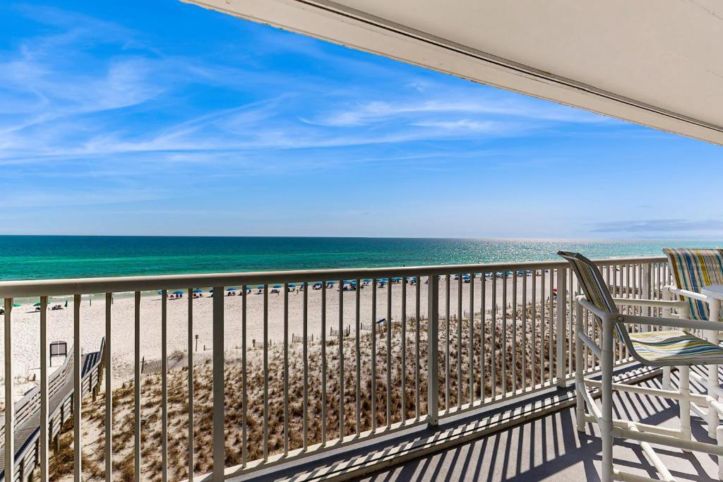 Beachfront condo with pool huge balcony W&D & central AC - drive to dining, Destin, FL