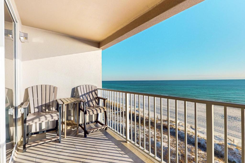 Oceanfront 7th-floor condo with balcony pool hot tub AC & washer&dryer, Destin, FL