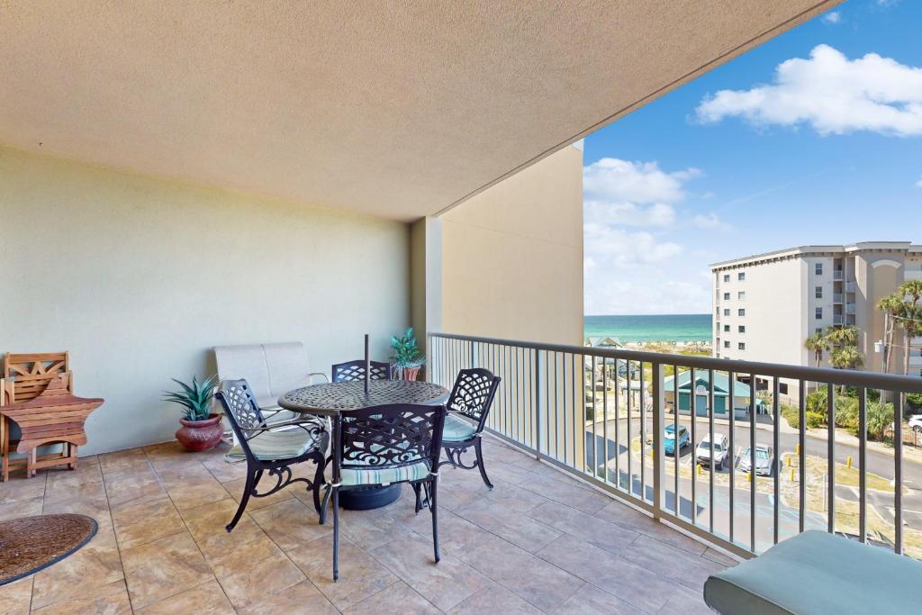 Fantastic ocean view condo with fitness area pool hot tub & W&D, Destin, FL
