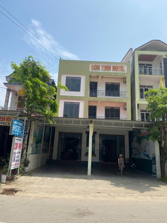 a building with a sign that readscon first hotel at Son Tinh Hotel in Phong Nha