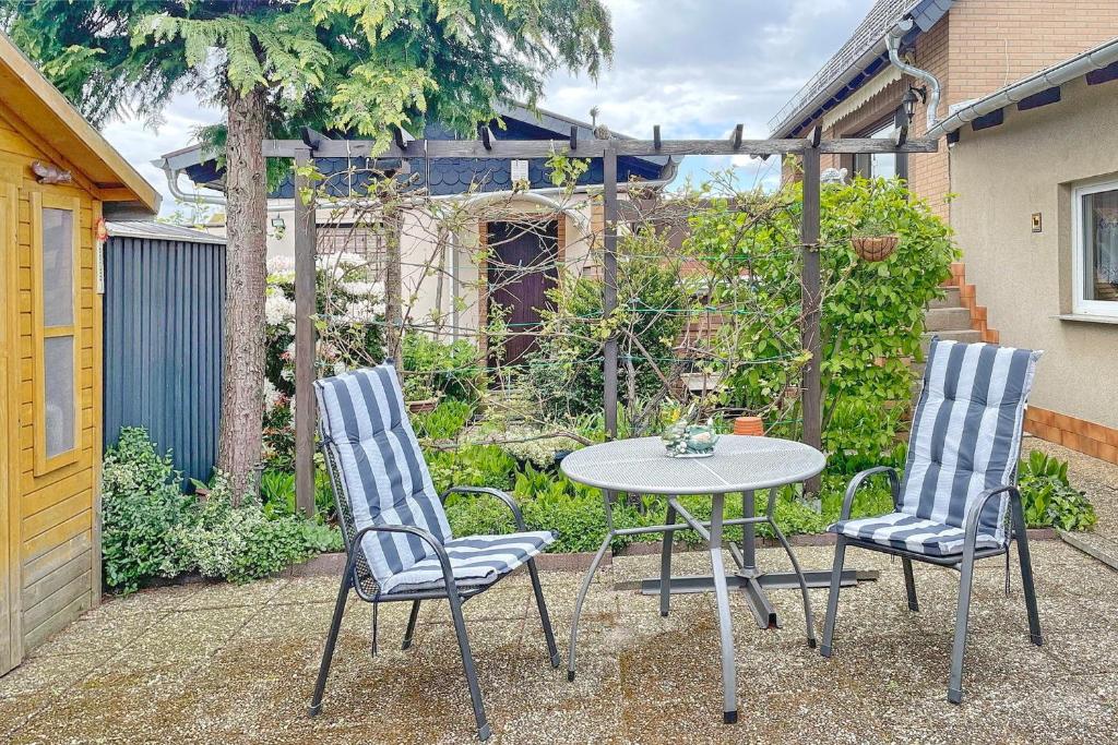 three chairs and a table in a garden at Gartenblick in Lübbenau
