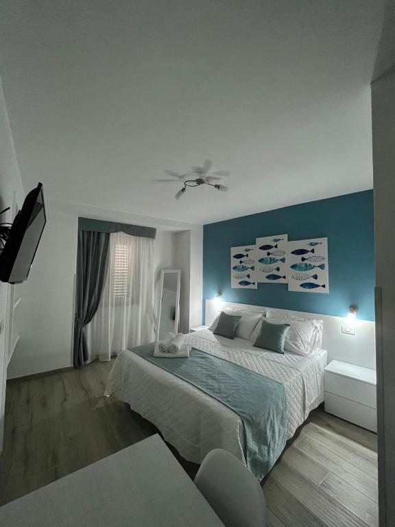 a bedroom with a bed and a blue wall at Casa Vacanze Arcobaleno in Gasponi