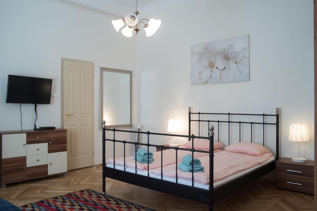 une chambre avec un lit, une commode et un miroir dans l'établissement Friendly home in the center, à Budapest