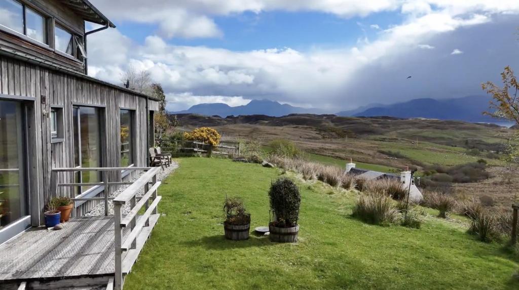 a house with a yard with a view of the mountains at Speuran Mora in Teangue