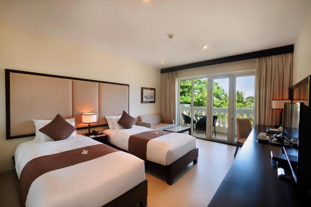 Superior Room with Garden View (Facing the Sea)