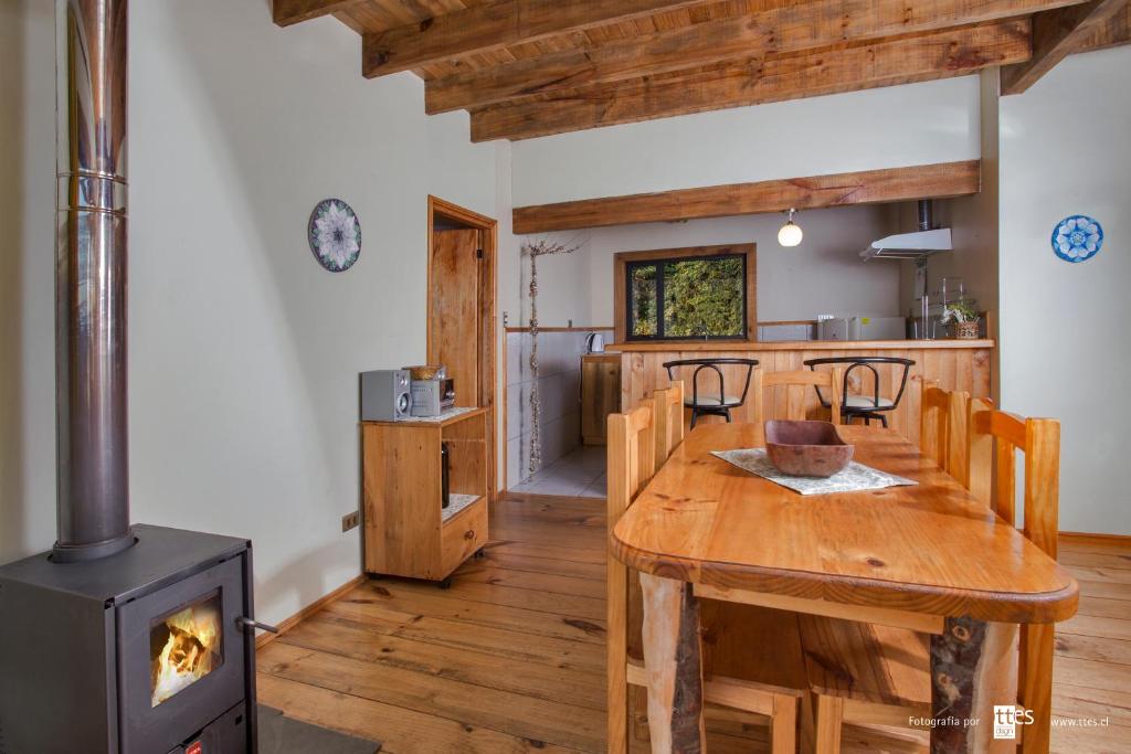 Kuchyň nebo kuchyňský kout v ubytování Antuquelen Lodge Cabañas