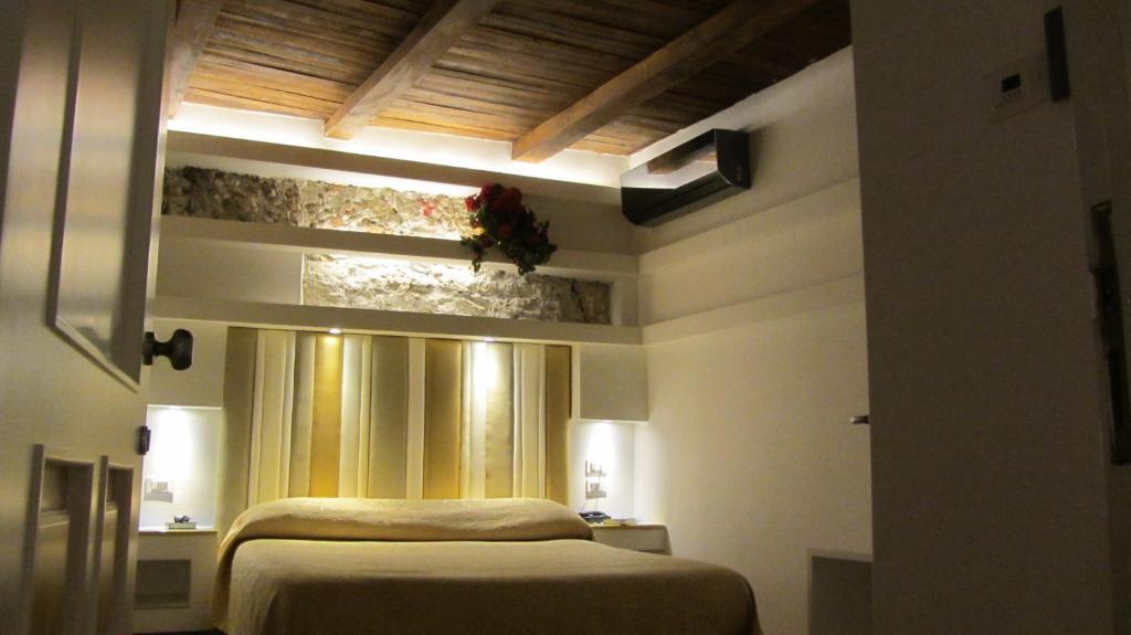 サレルノにあるAlbergo Del Centro Storicoのベッドルーム1室(ベッド2台、窓付)