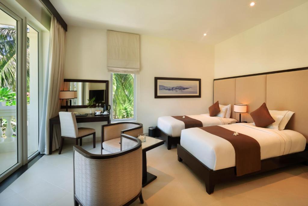 Premier Deluxe Room with Pool or Garden View