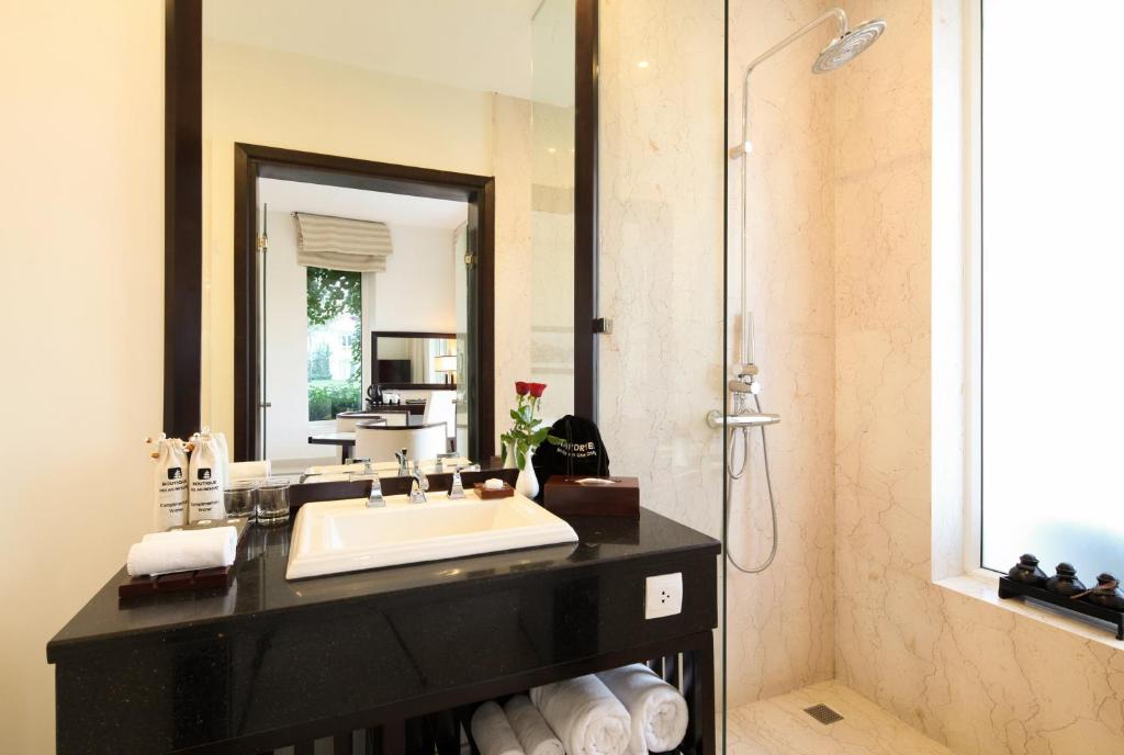 Premier Deluxe Room with Pool or Garden View