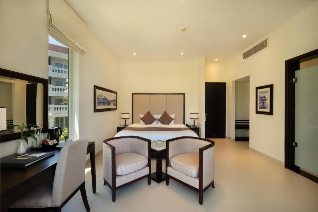 Premier Deluxe Room with Pool or Garden View