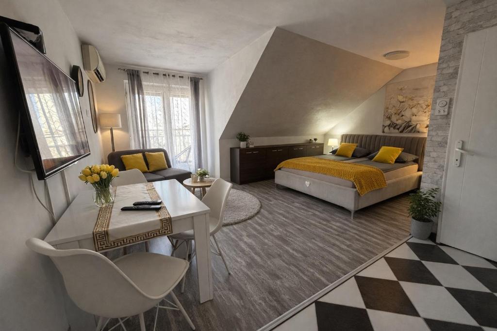 Giường trong phòng chung tại Iva Penthouse