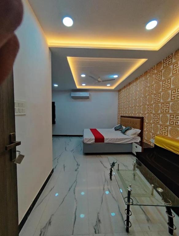 a bedroom with a bed and a marble floor at Hotel Jms Inn in Agra