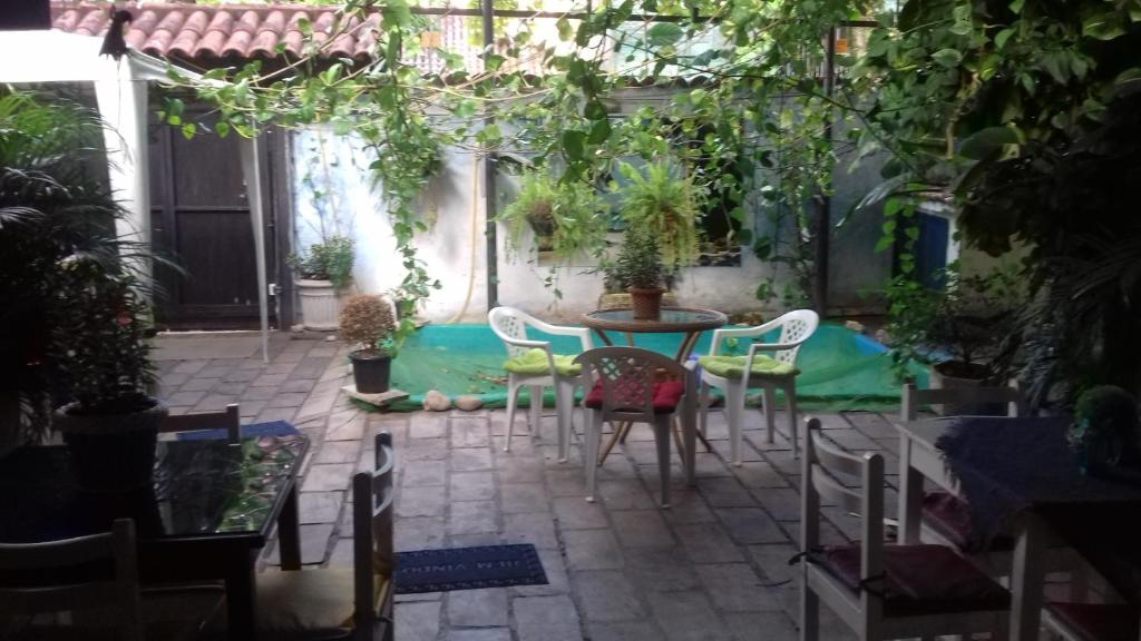 un patio con mesa, sillas y plantas en Brumar Inn en Angra dos Reis