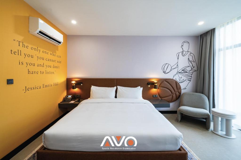 a hotel room with a bed and a drawing on the wall at Avo sports résidence, Dakar-Diamniadio in Dakar