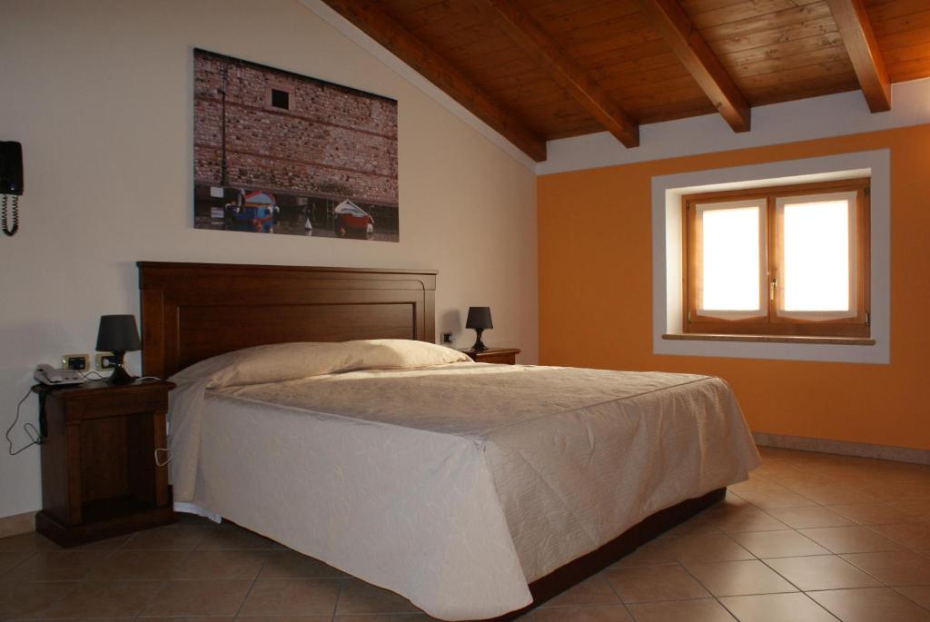 A bed or beds in a room at Relais Corte Pontigliardo