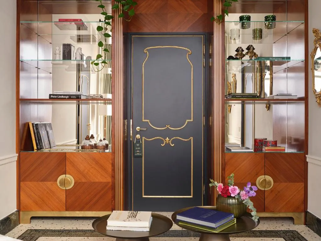 Suite with Balcony and Canal View