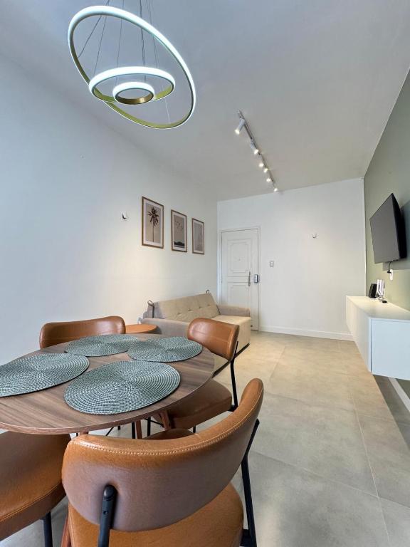 a dining room with a table and chairs and a couch at Apartamento no Umarizal in Belém
