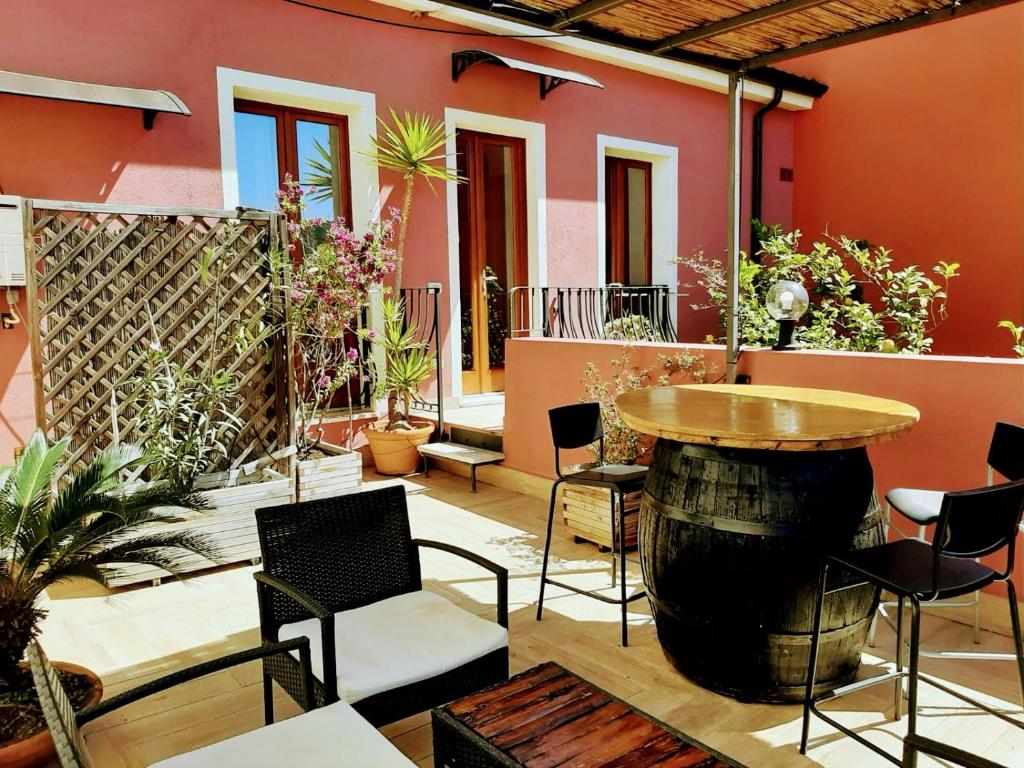 a patio with a table and chairs and a building at La Perla del Sud in Teulada