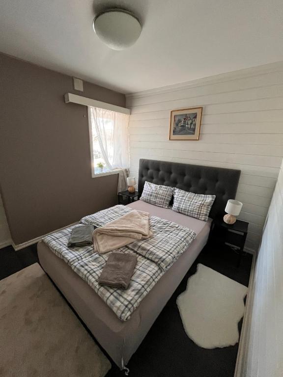 a bedroom with a bed with towels on it at Stylish 2-bedrooms apartment, smart TV, Netflix, parking - Oslo in Oslo