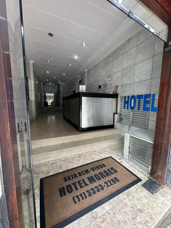 eine Hotellobby mit einem Schild auf dem Boden in der Unterkunft Hotel Moraes próximo a 25 de Março, Brás e Bom Retiro - Reserve agora e só pague no check-in in São Paulo