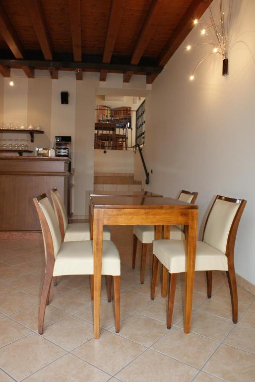 A kitchen or kitchenette at Relais Corte Pontigliardo