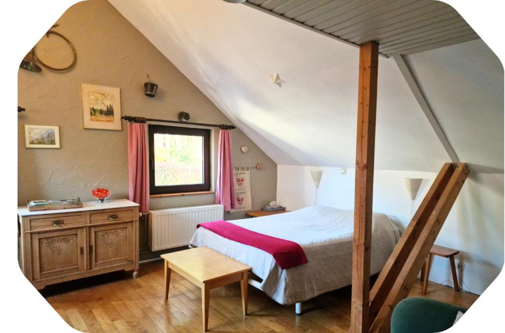 a bedroom with a bed and a desk and a window at Gîte 2 pers - La Pommeraie - Le Coin Ardenne in Sainte-Ode