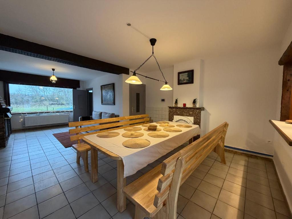a kitchen and dining room with a table and chairs at Schorrebloem in Lombardsijde