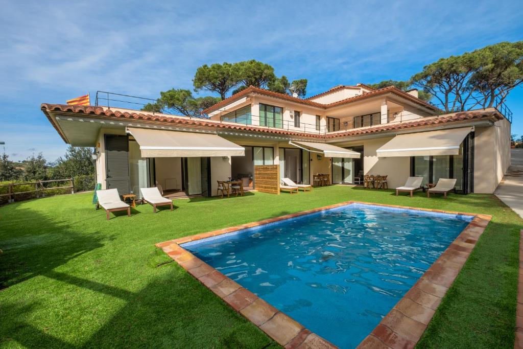 a house with a swimming pool in the yard at Nou Sol Solet in Begur