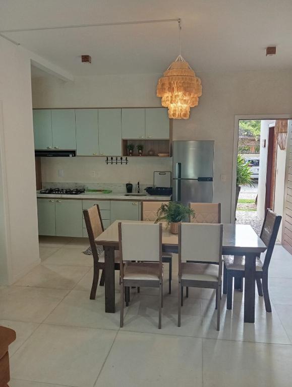 a kitchen and dining room with a table and chairs at Casa Sol e mar Uruaú in Beberibe