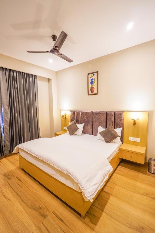 a bedroom with a large bed with a ceiling at Hotel American inn in Nakodar