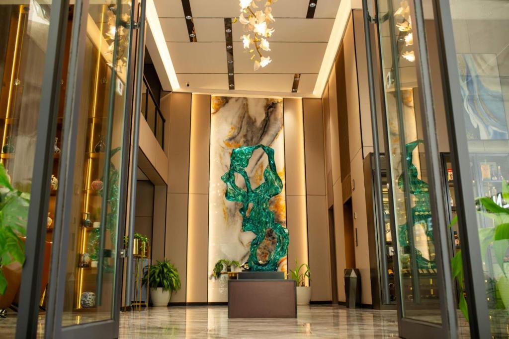 una hall con una statua al centro di un edificio di Hotel EDEN a Kinshasa